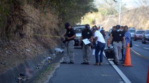 Según el reporte preliminar de las autoridades, la víctima fue asesinada y luego abandonaron su cuerpo a un costado de dicha vía.
