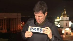 Video. Corresponsal de CNN interrumpe su transmisión en Kiev para ponerse un chaleco antibalas tras escuchar explosiones