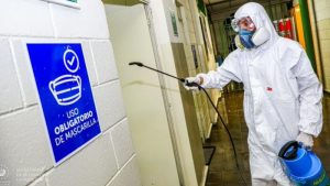 Salud desinfecta superficies de centros escolares para prevenir contagios por covid-19