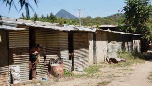 El caserío Michelle Sol, donde los habitantes viven a un costado de un cementerio clandestino