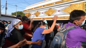 "Dios hará justicia". Familiares de obreros asesinados por pandilleros les dan el último adiós en masivo funeral