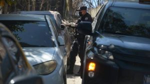 Muere hombre al tropezar y golpear su cabeza con la acera