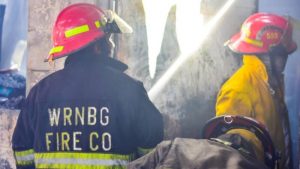 "Ayer me abrazó tan fuerte":Tres personas fallecieron en incendio de una casa en la comunidad Atonal