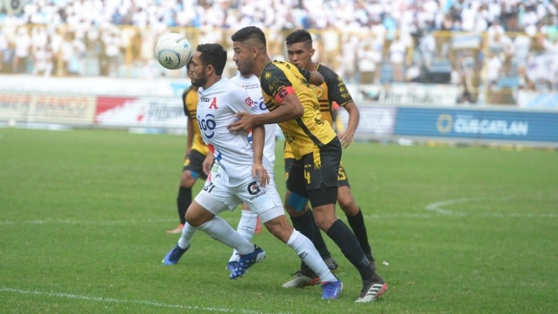 Marvin Monterroza, con la pelota, y Steve Alfaro, jugador de Platense, en la última final del Apertura 2021, con triunfo albo 2-1. Es el último partido que jugaron entre si, estos dos. Foto EDH / Archivo
