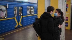 Emotivas imágenes de ucranianos abandonando la capital por la invasión de Rusia a Ucrania