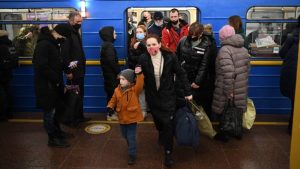 FOTOS: "No quiero que mi hija crezca sin padre", los primeros refugiados ucranianos llegan a Hungría y Rumania