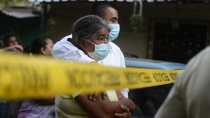 "Mi hijo es el que está tirado ahí". Un trabajador murió soterrado y otro fue rescatado tras colapso de muro en Mejicanos