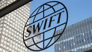 Así funciona el SWIFT, sistema de pagos interbancarios que podría aislar a Rusia de la economía