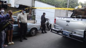 Dos trabajadores quedaron soterrados luego de que colapsara un muro en Mejicanos