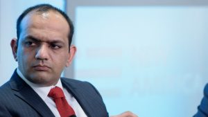 Exministro de finanzas de Afganistán hoy conduce taxis en Washington DC tras escapar de los talibanes