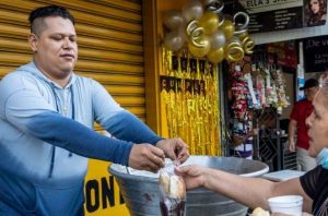 Por su cumpleaños, joven repartió tamales y atol shuco a transeúntes en Zacatecoluca