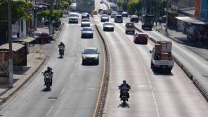 VIDEO: Dos motociclistas se van a los golpes en la Juan Pablo II en un nuevo hecho de intolerancia