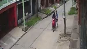 VIDEO: Un hombre ciego es asaltado por dos motociclistas en Argentina