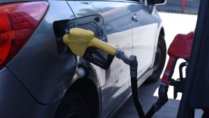 Plásticos y combustibles podrían escasear en los próximos meses, advierten representantes de la industria y comercio