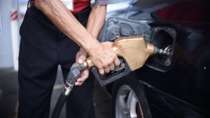 ¿Cuánto es el porcentaje del salario que se necesita para llenar un tanque de combustible?