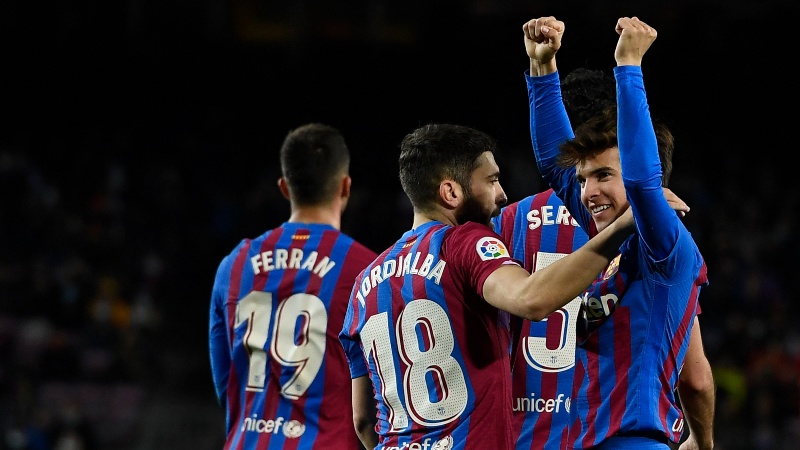 Riqui Puig (der.) celebra su gol ante el Osasuna. Foto EDH / AFP 