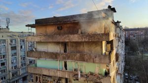 Rusia continúa ataques contra civiles: tropas bombardean un colegio y guardería en Kiev