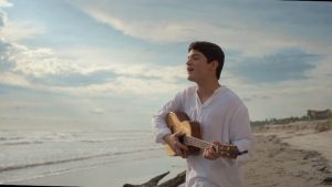 Él es el exitoso cantante salvadoreño que cautivó en el concierto de CNCO