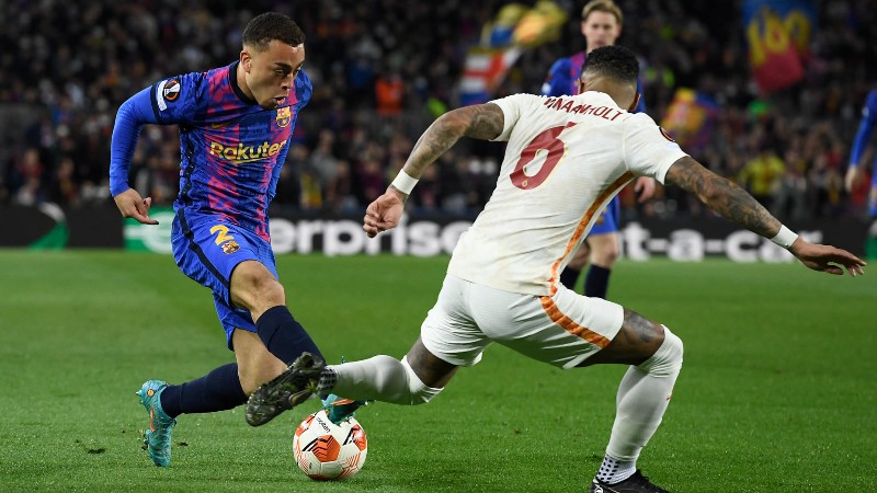 PIE DE FOTO. El lateral derecho del Barcelona Sergiño Dest (izq.) no terminó el partido de vuelta ante el Galatasaray por los octavos de final de la final de la Liga Europa, por la lesión. FOTO EDH / AFP
