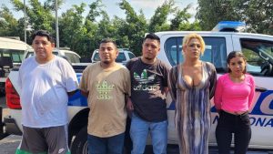 VIDEO: PNC intercepta vehículo en el que se movilizaba supuesta banda de asaltantes