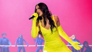VIDEO: Dua Lipa sufrió estrepitosa caída en pleno concierto