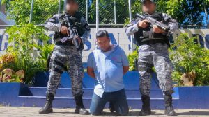 Capturan a empleado de empresa de helados que aparece en un video golpeando a un conductor con discapacidad