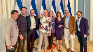 Cenas, regalos y viajes en helicóptero. Así recibe el gobierno de Bukele a los bitcoiners que visitan El Salvador