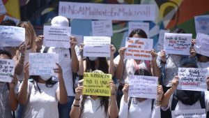 "Mi educación no debe causarme depresión": alumnos de Medicina de la UES exigen reacción de autoridades tras muerte de estudiante