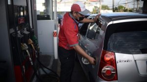 Gobierno de Bukele  pide a la Asamblea mantener fijos los precios del combustible
