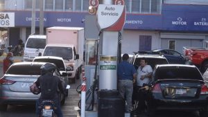 Bukele propone reducir un porcentaje del IVA al galón de combustible 