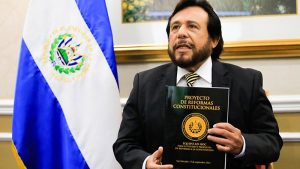 Nueva Constitución de Chile es fruto del consenso mientras proyecto de Ulloa es unilateral