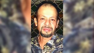 Hombre intentó asfixiar y lanzar a pareja desde segundo piso de condominio en Santa Ana