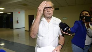 "Inocente, no le debo nada a nadie": General Juan Rafael Bustillo procesado por caso Jesuitas al llegar a los juzgados