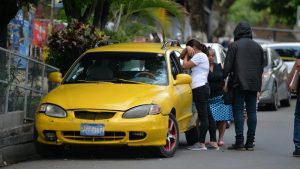 Taxista fue asesinado a balazos dentro de su carro en la colonia IVU de San Salvador