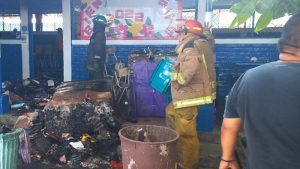 Un incendio consume un salón de clases en escuela Bosques del Río, Soyapango