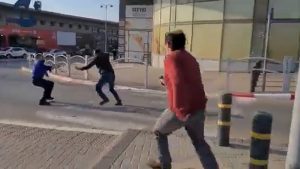 IMÁGENES SENSIBLES: Momento en el que disparan a un terrorista de Beersheva tras apuñalar a varios civiles