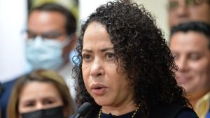 Carolina Recinos no apeló y deberá pagar multa de $2,433 por favorecer a familiar con beca, según TEG