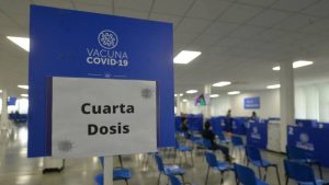 Importante: Expertos explican porqué el Colegio Médico pide suspender vacunación de refuerzo contra el covid