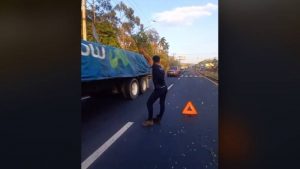 VIDEO. “Ese man sí se peló”. Joven se viraliza con una sexy forma de desviar el tráfico