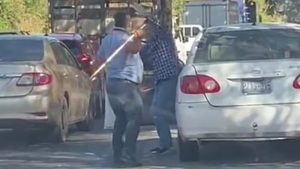 Captan a empleado de empresa de helados golpeando a persona con discapacidad
