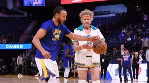 VIDEO: El actor Will Ferrell revive a Jackie Moon y se roba las cámaras con los Warriors