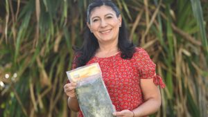 Emprendedora salvadoreña llega a la comunidad africana en EE.UU. con la hoja de yuca