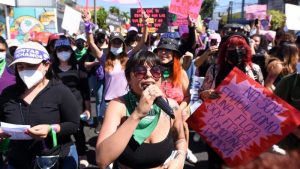 Salvadoreñas marchan para exigir un alto a las desapariciones y a los feminicidios