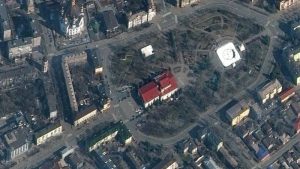 Imágenes sensibles. Momento en el que Ucrania destruye un tanque ruso en la ciudad de Mariupol