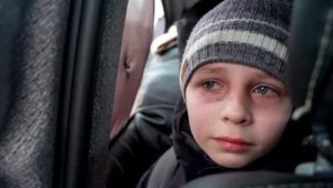 "Papá se queda para ayudar". El desgarrador relato de un niño que huye de la guerra en Ucrania