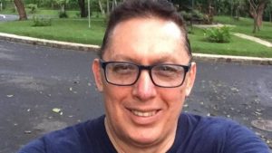 El reverendo Juan Bueno, un niño y el nuevo libro de Marvin Galeas