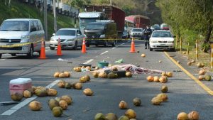 La Policía detiene a conductor ebrio que chocó pick up con cocos en Olocuilta