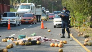 "A vender cocos iba". Joven murió al caer de pick up cuando camión los chocó en Olocuilta