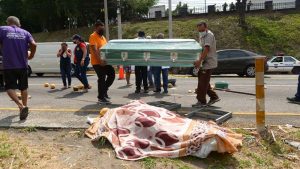 Vendedora de cocos muere en accidente en autopista Comalapa