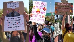 "Señor presidente, nos están enterrando en fosas clandestinas": Mujeres marchan por el 8M